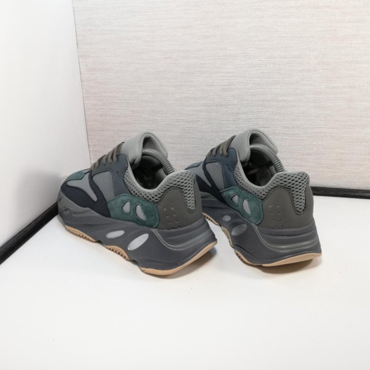 Кроссовки Adidas yeezy boost 700