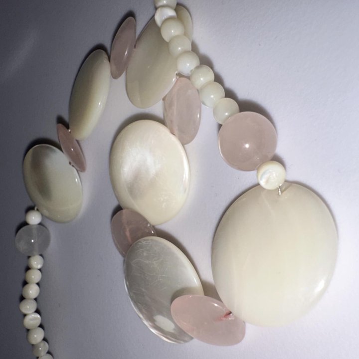 Мини ожерелье бусы баламут таблетки розовый кварц