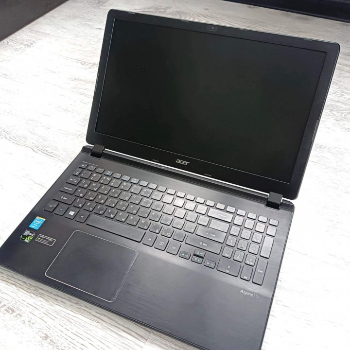 Acer 573g intel i5, 12 RAM, GTX 850m, 250 SSD