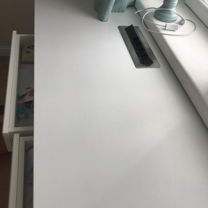 Рабочий стол со шкафами