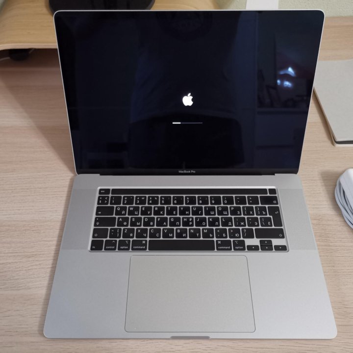 Apple MacBook Pro 16 2019 серебристый (MVVM2RU/A)