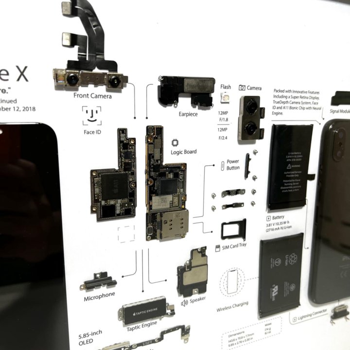 iPhone X Space Gray в рамке инсталляция
