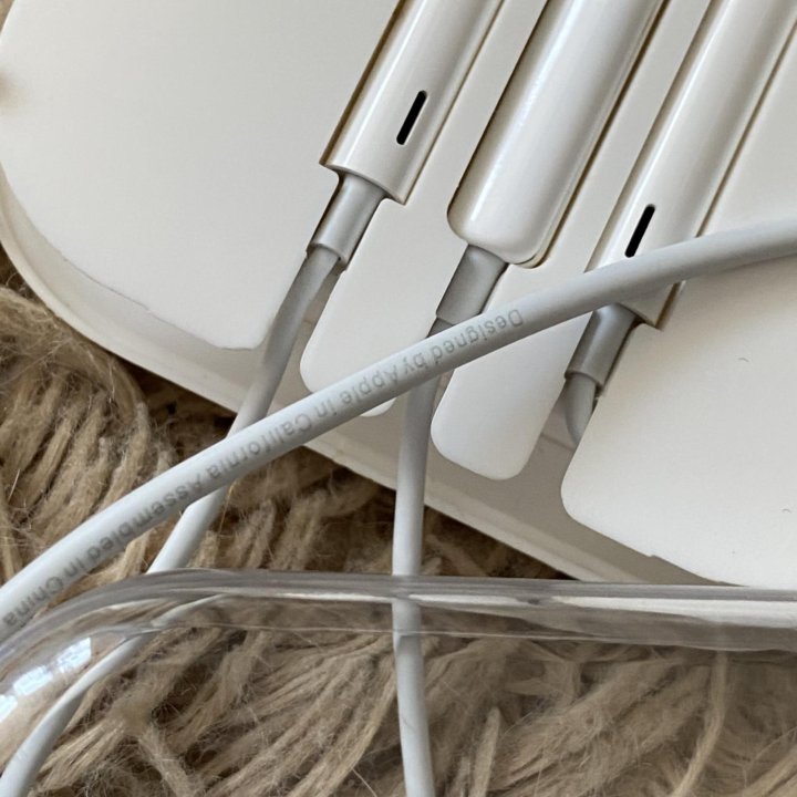 Наушники Apple EarPods с разъёмом 3,5 мм, белый.