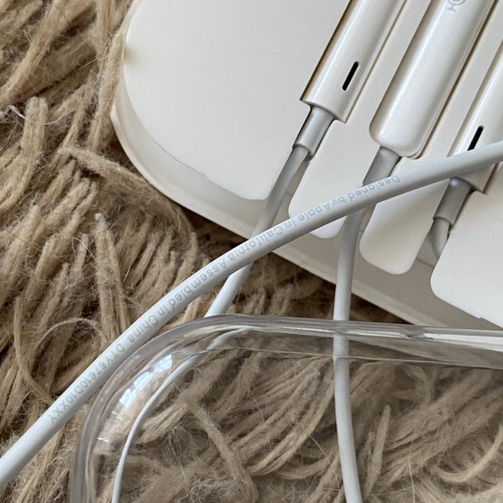 Наушники Apple EarPods с разъёмом 3,5 мм, белый.