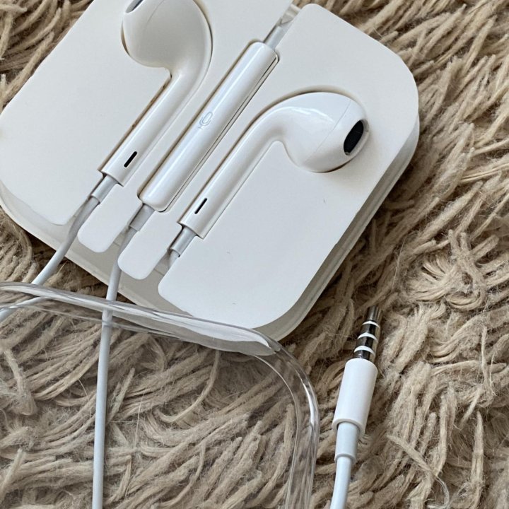 Наушники Apple EarPods с разъёмом 3,5 мм, белый.