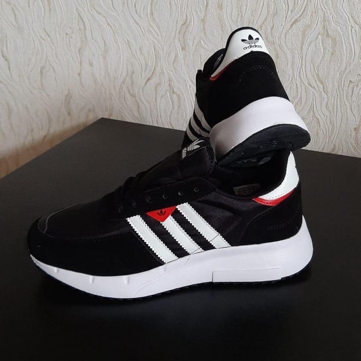 Кроссовки Adidas.