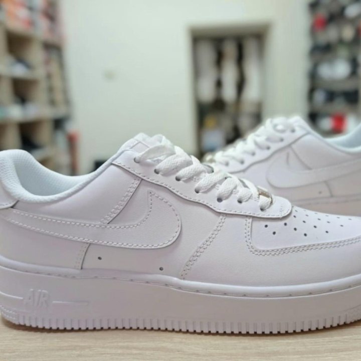 . Кроссовки Nike Air Force