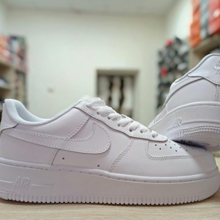 . Кроссовки Nike Air Force