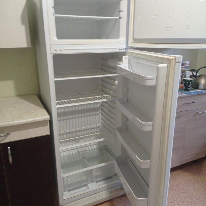 Холодильник на запчасти или под восст, вытек фреон