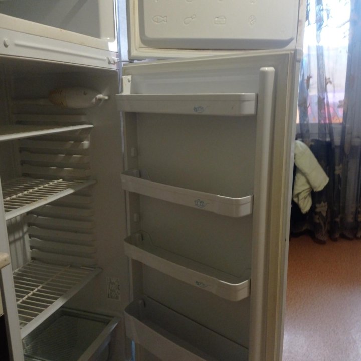 Холодильник на запчасти или под восст, вытек фреон