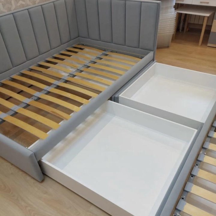 Кровать односпальная с выдвижными ящиками Новая