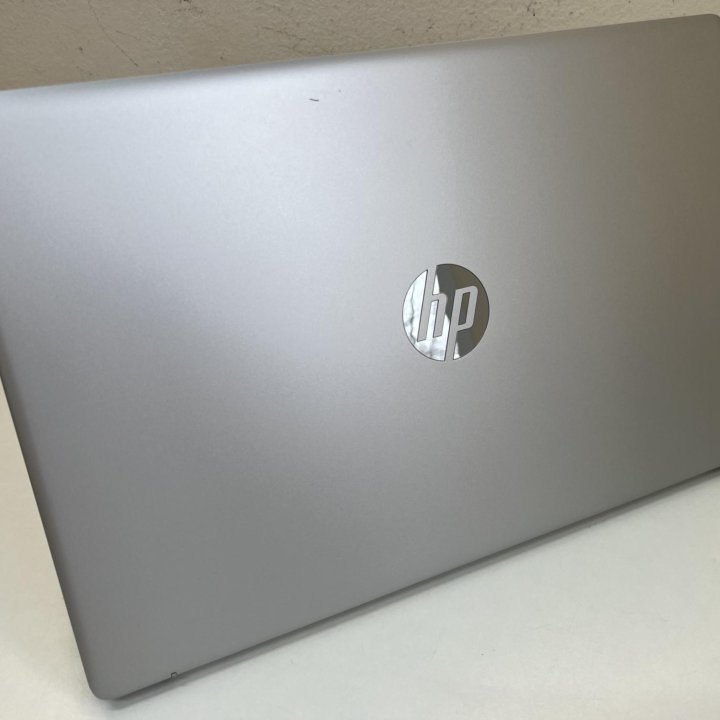 HP Laptop 17 R7 5700U 16потоков/8G/512G Свежий