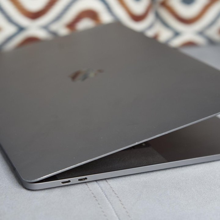 Отличный MacBook Pro 15 2018 512GB