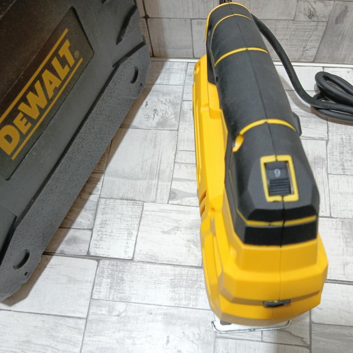 Лобзик dewalt 1180w