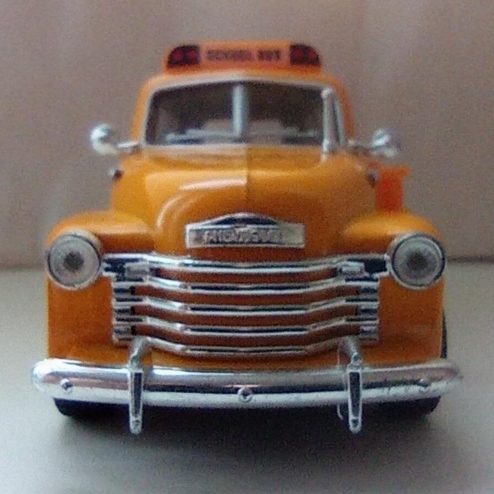 Машинка Chevrolet Suburban 1/36