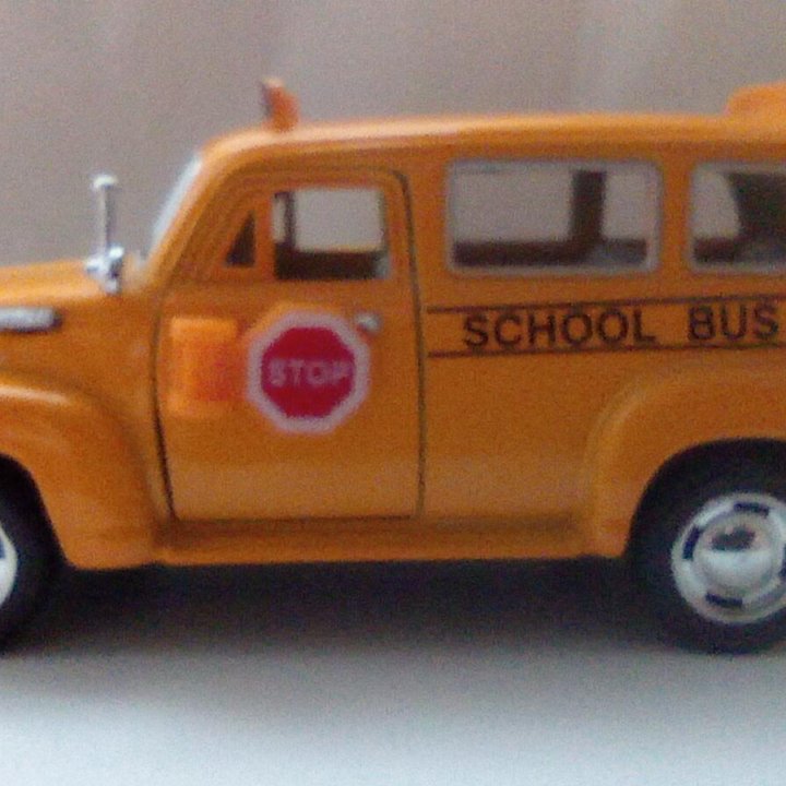 Машинка Chevrolet Suburban 1/36