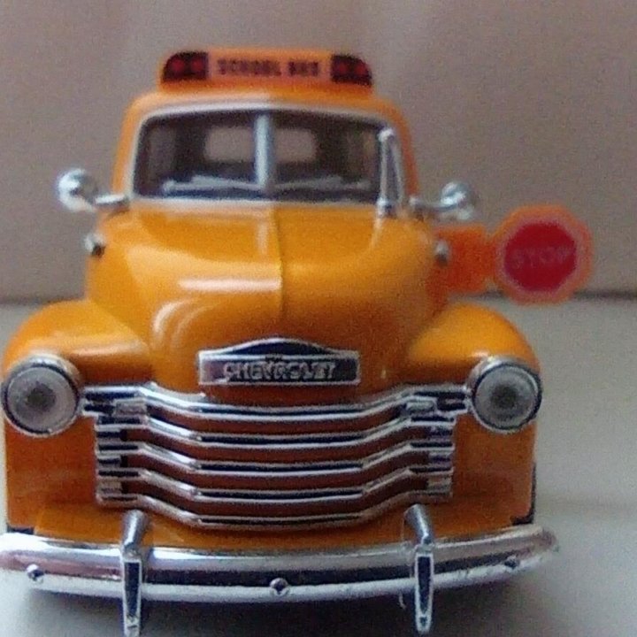 Машинка Chevrolet Suburban 1/36