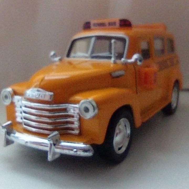 Машинка Chevrolet Suburban 1/36