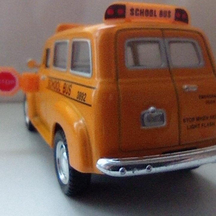 Машинка Chevrolet Suburban 1/36