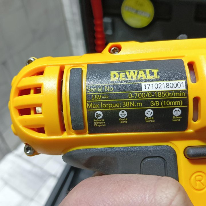 Шуруповерт dewalt 18v