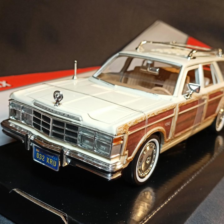 Модель Chrysler LaBaron Town&Country Motormax 1:24