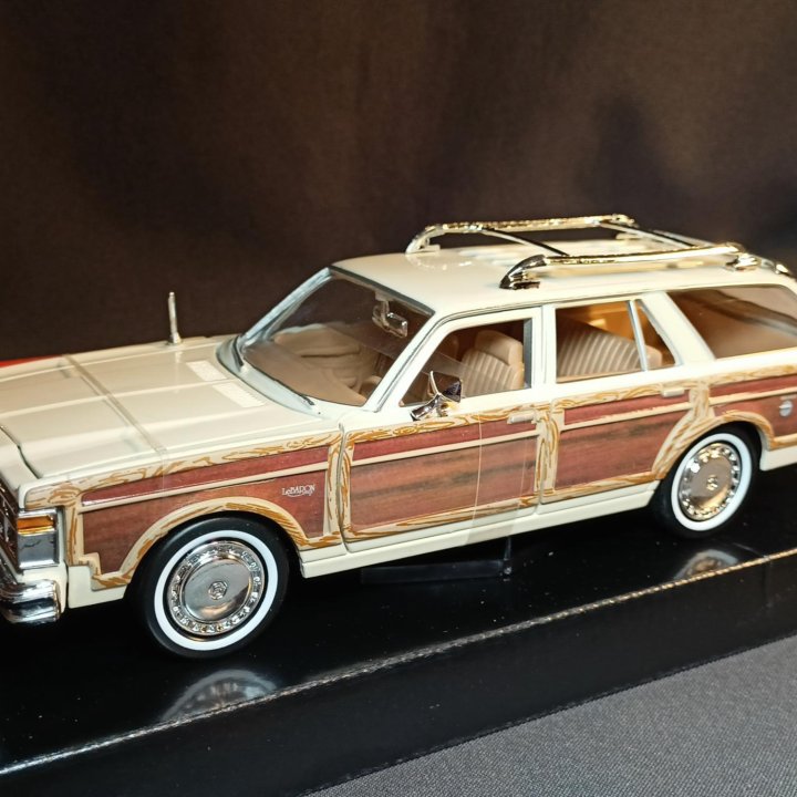 Модель Chrysler LaBaron Town&Country Motormax 1:24