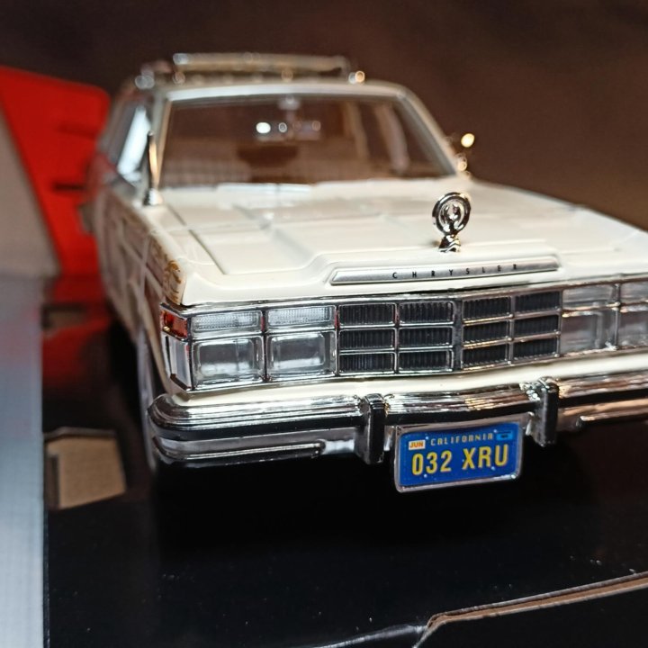 Модель Chrysler LaBaron Town&Country Motormax 1:24