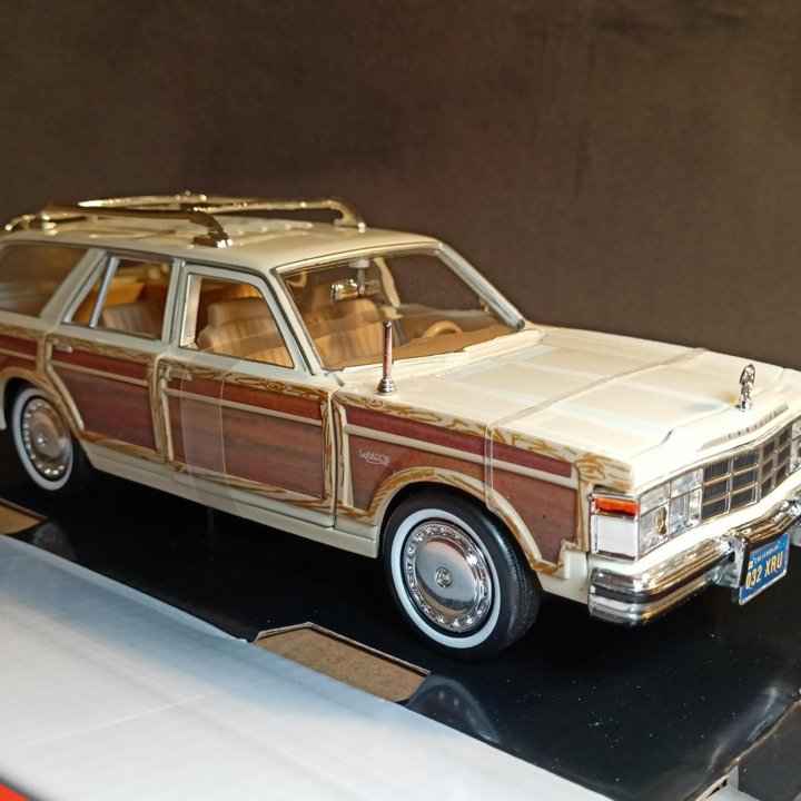 Модель Chrysler LaBaron Town&Country Motormax 1:24