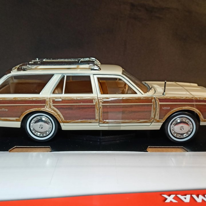 Модель Chrysler LaBaron Town&Country Motormax 1:24