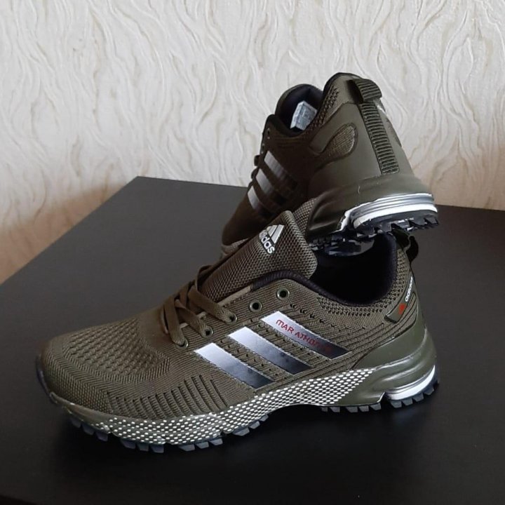 Кроссовки Adidas.