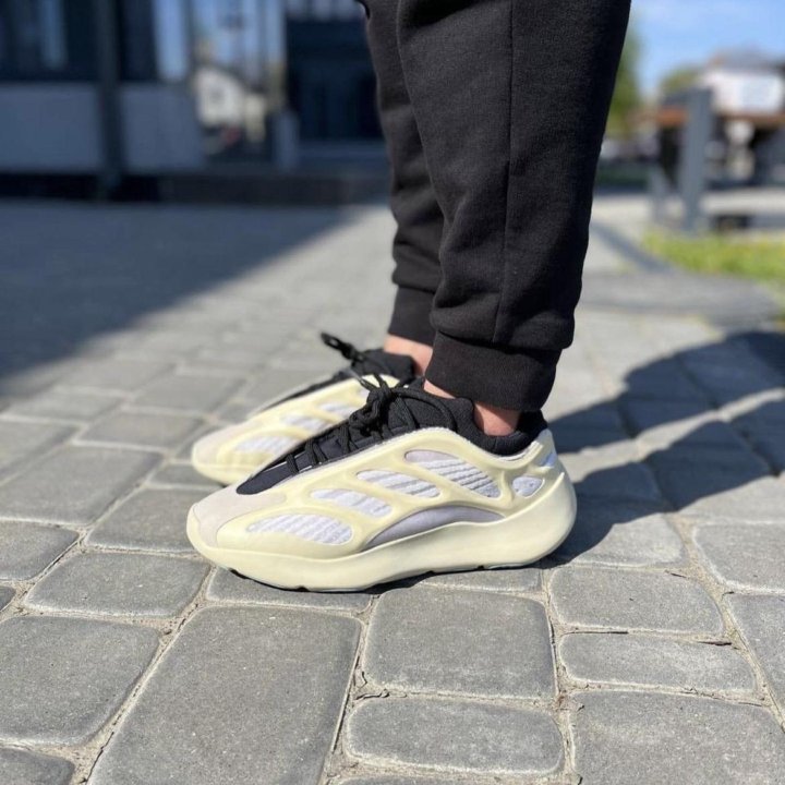 Кроссовки Adidas Yeezy 700 v 3