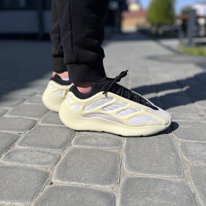 Кроссовки Adidas Yeezy 700 v 3