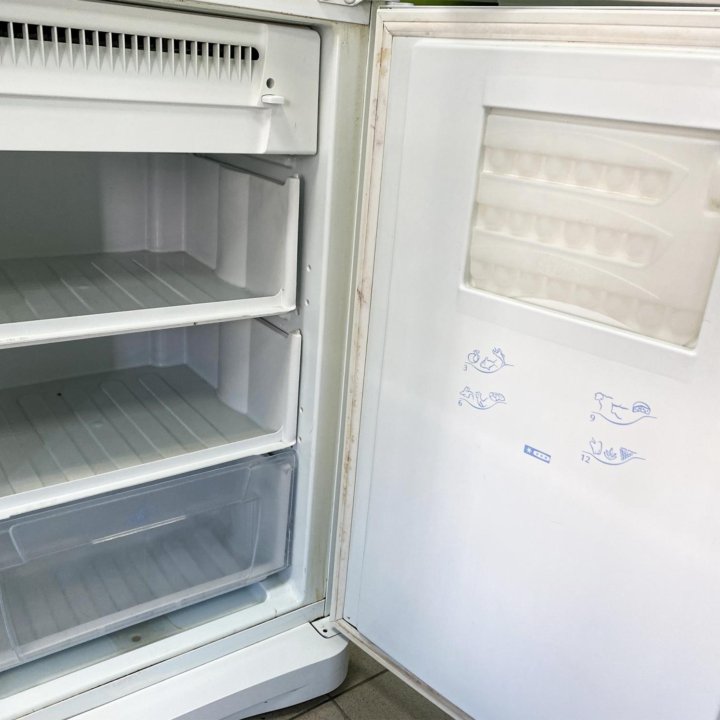 Холодильник Indesit 185 см.