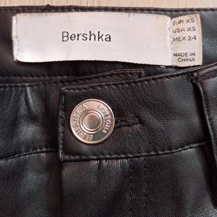 Кожаные брюки Bershka