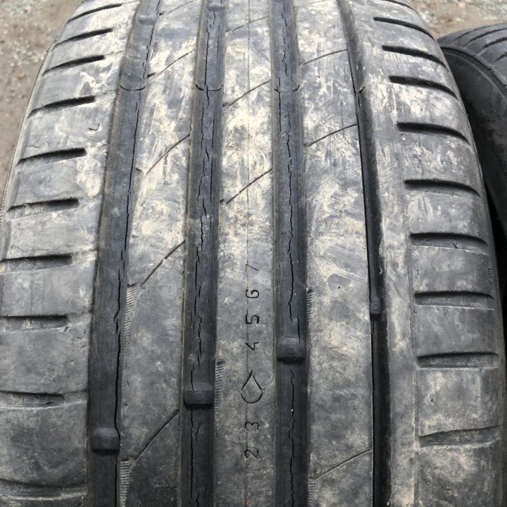 225/40 R18 шины летние Нокиан 4шт