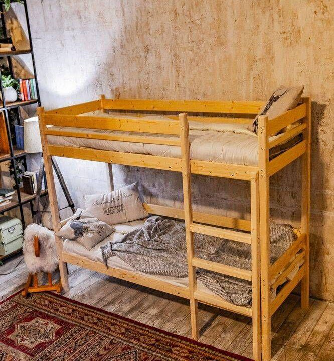 Двухъярусная кровать из дерева