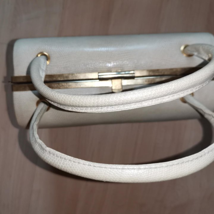 Белая сумочка