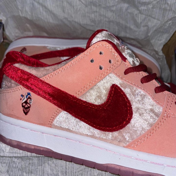 Nike Dunk SB Low Pro “StrangeLove”