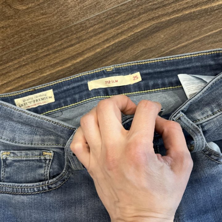 Джинсы Levi’s 712 slim 25. Новые