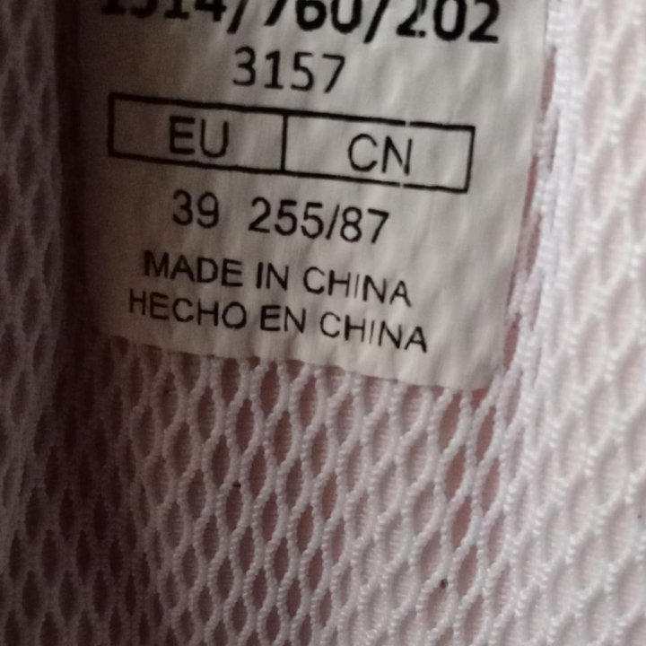 Bershka кроссовки женские 39р.