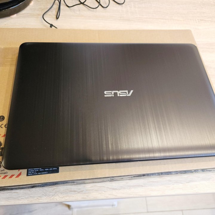 Asus X540M, 4 ядра, 256SSD