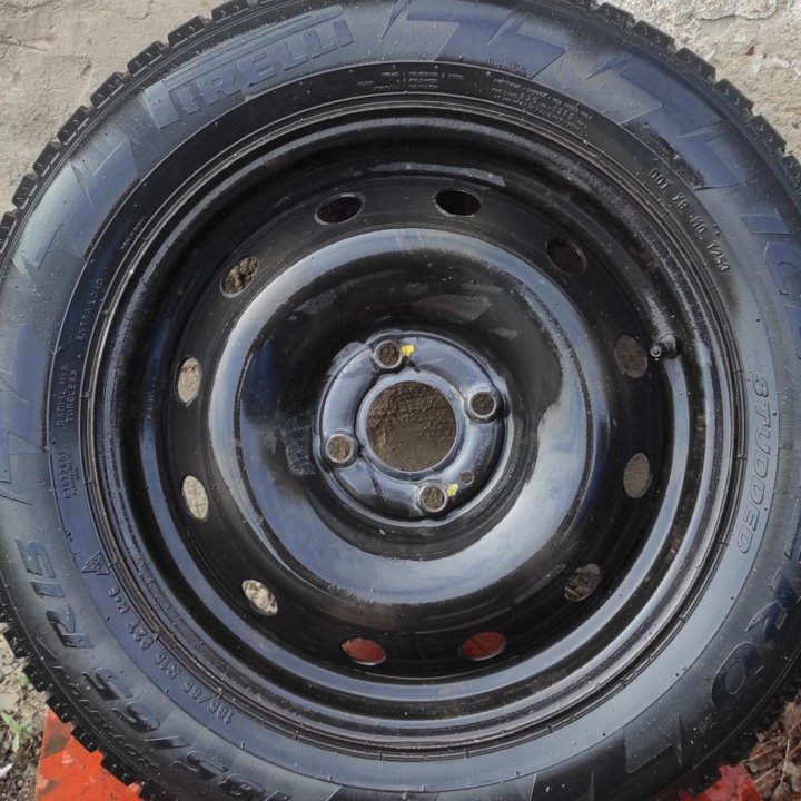 Комплект зимних шин Pirelli Ice Zero 185/65 R15