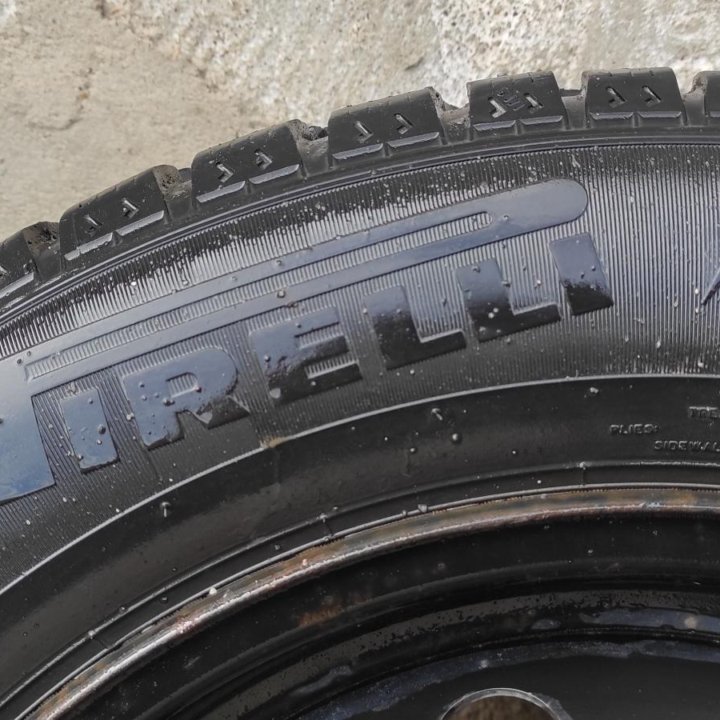 Комплект зимних шин Pirelli Ice Zero 185/65 R15