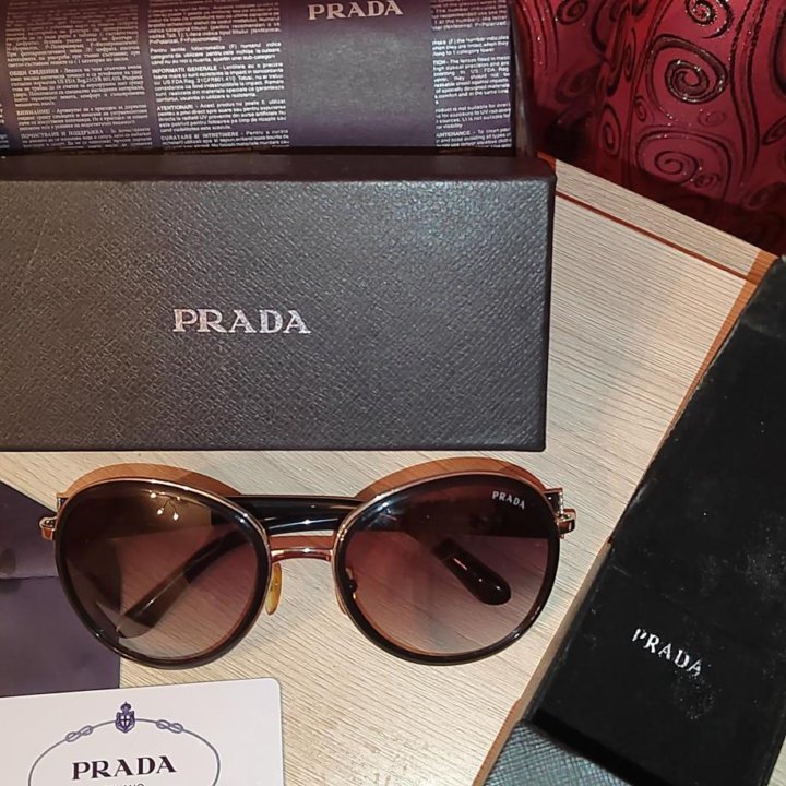 Очки Prada