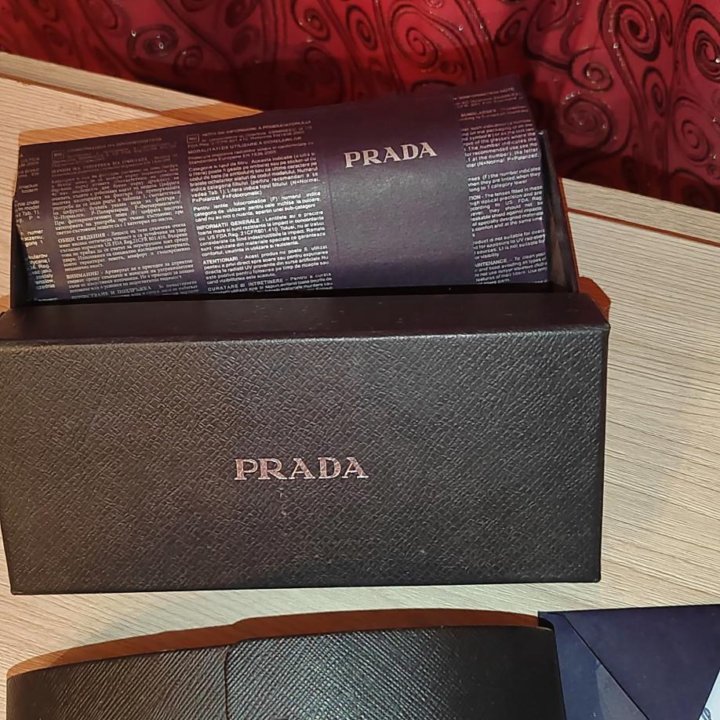 Очки Prada