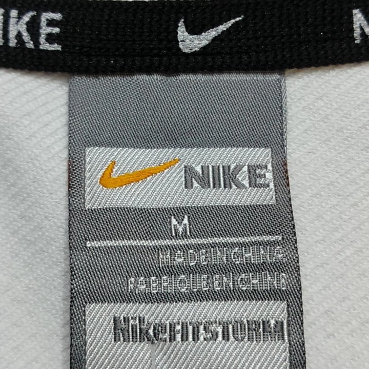 Новый спортивный костюм Nike.