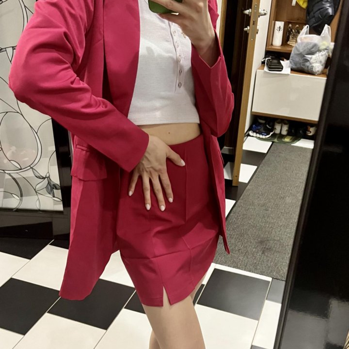 Новый костюм пиджак юбка розовый
