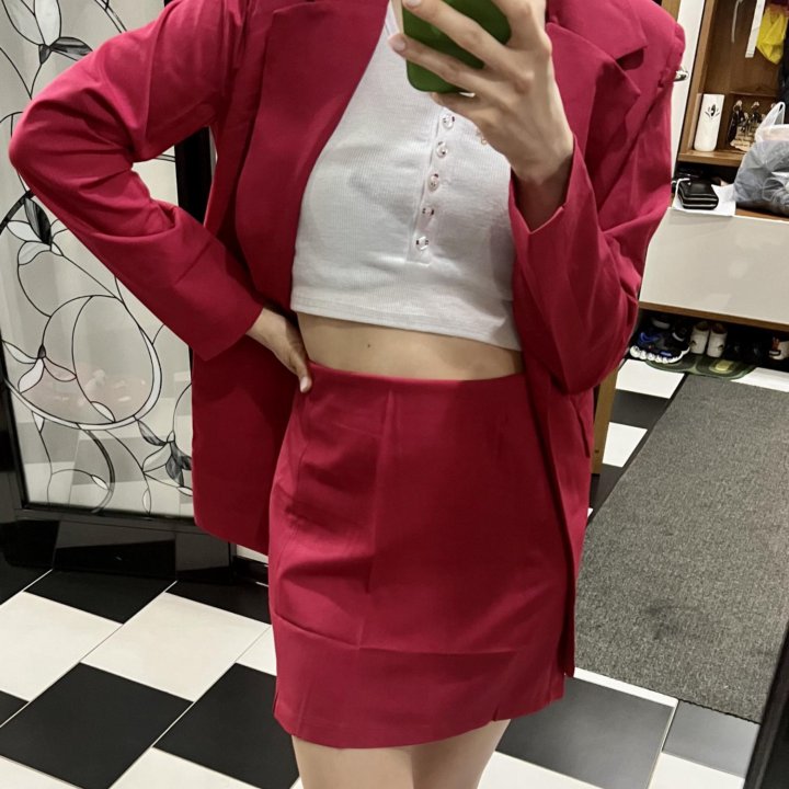 Новый костюм пиджак юбка розовый