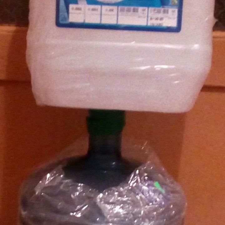 Чистые пластиковые ёмкости для питьевой воды