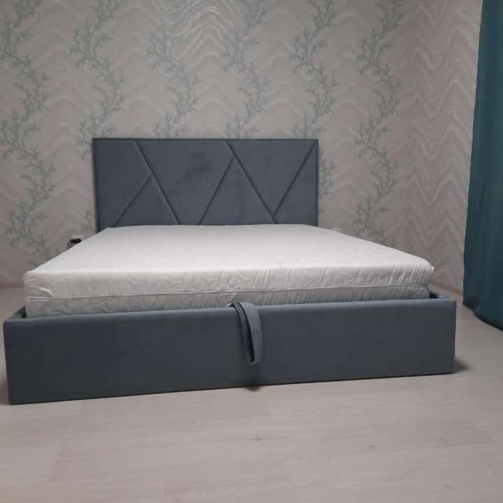 Кровать двуспальная с матрасом в комплекте